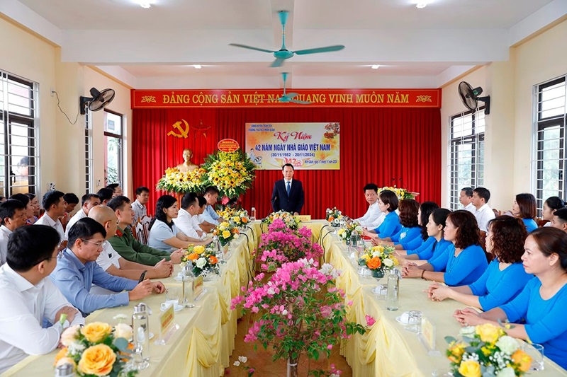 Bộ trưởng Đỗ Đức Duy tặng quà, động viên thầy trò Trường Tiểu học và Trung học cơ sở xã Minh Quán