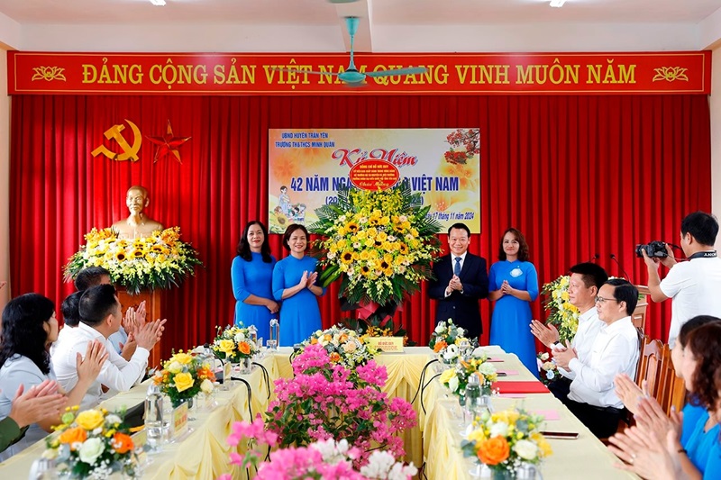 Bộ trưởng Đỗ Đức Duy tặng quà, động viên thầy trò Trường Tiểu học và Trung học cơ sở xã Minh Quán