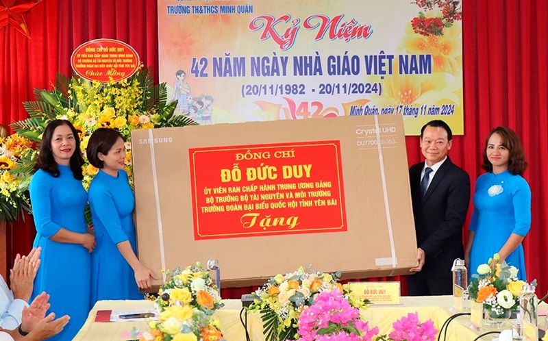 Bộ trưởng Đỗ Đức Duy tặng quà, động viên thầy trò Trường Tiểu học và Trung học cơ sở xã Minh Quán