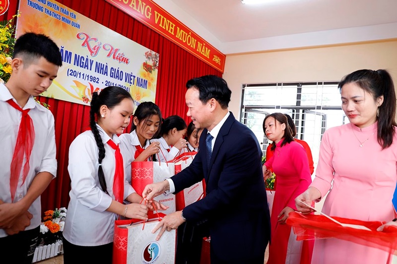 Bộ trưởng Đỗ Đức Duy tặng quà, động viên thầy trò Trường Tiểu học và Trung học cơ sở xã Minh Quán