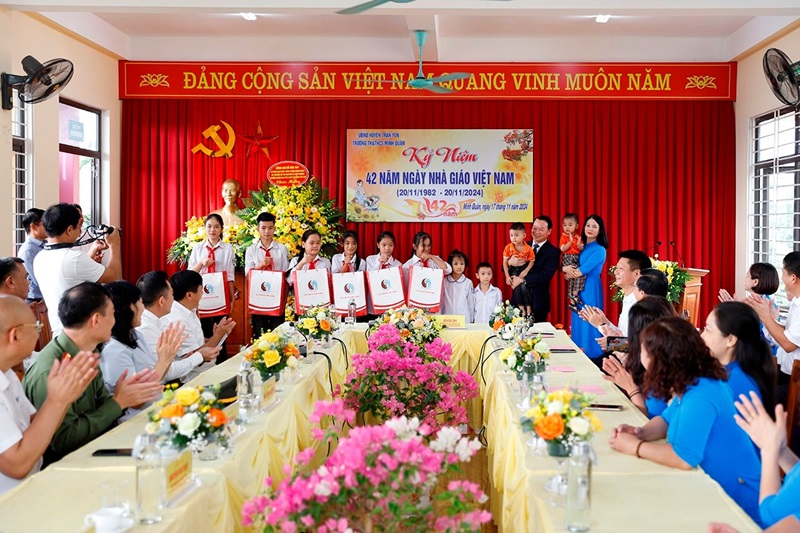 Bộ trưởng Đỗ Đức Duy tặng quà, động viên thầy trò Trường Tiểu học và Trung học cơ sở xã Minh Quán