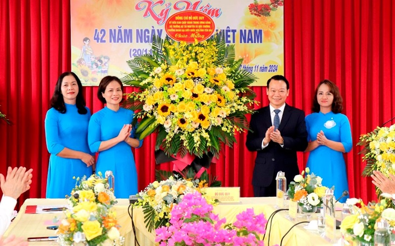 Bộ trưởng Đỗ Đức Duy tặng quà, động viên thầy trò Trường Tiểu học và Trung học cơ sở xã Minh Quán
