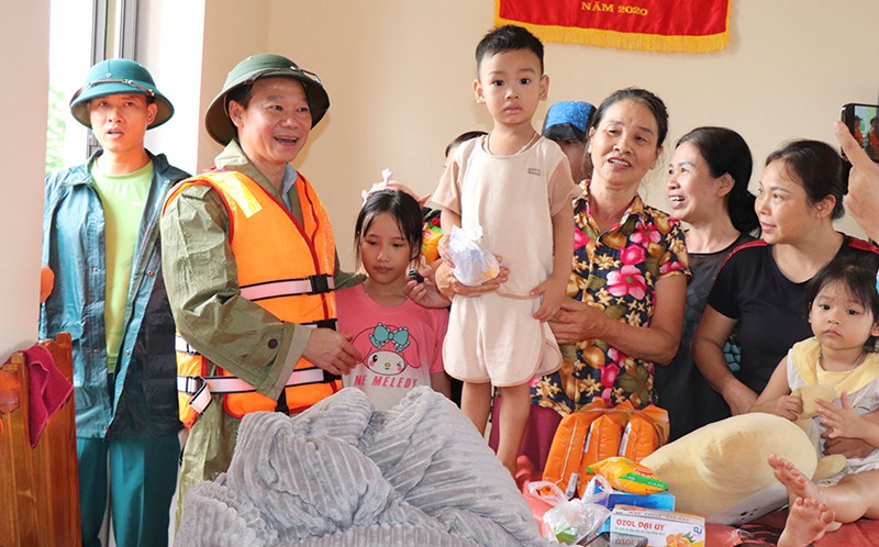 Bộ trưởng Bộ Tài nguyên và Môi trường Đỗ Đức Duy chỉ đạo công tác khắc phục hậu quả tại tâm lũ Cổ Phúc (Trấn Yên)