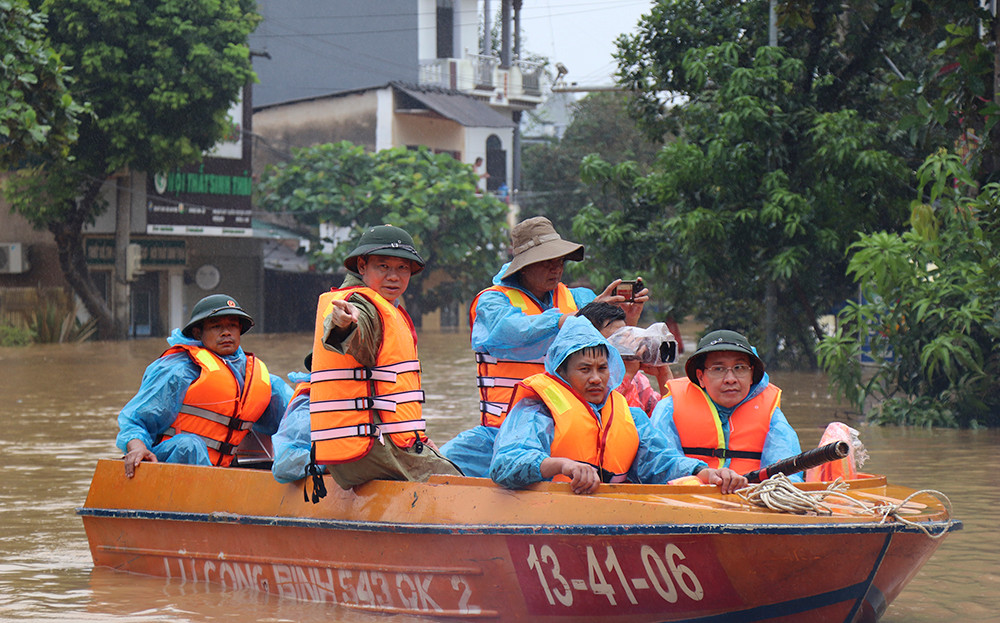 Bộ trưởng Bộ Tài nguyên và Môi trường Đỗ Đức Duy chỉ đạo công tác khắc phục hậu quả tại tâm lũ Cổ Phúc (Trấn Yên)