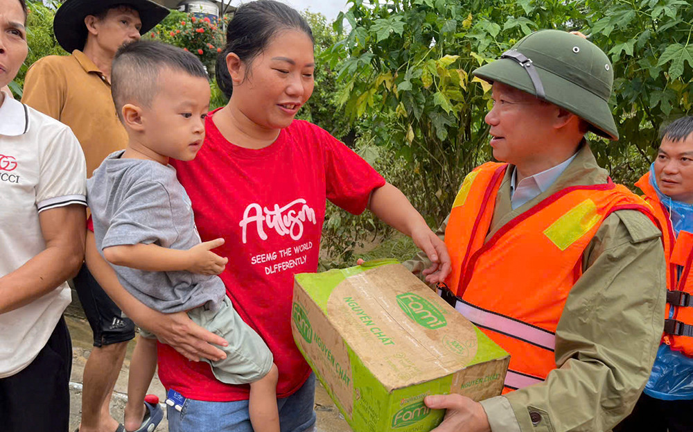 Bộ trưởng Bộ Tài nguyên và Môi trường Đỗ Đức Duy chỉ đạo công tác khắc phục hậu quả tại tâm lũ Cổ Phúc (Trấn Yên)
