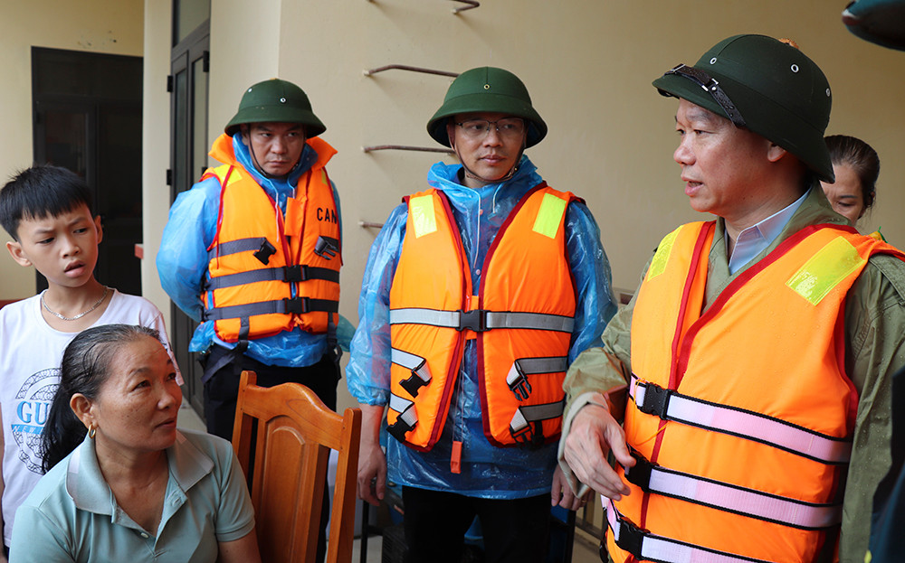 Bộ trưởng Bộ Tài nguyên và Môi trường Đỗ Đức Duy chỉ đạo công tác khắc phục hậu quả tại tâm lũ Cổ Phúc (Trấn Yên)