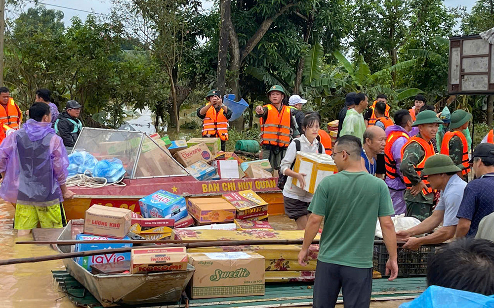 Bộ trưởng Bộ Tài nguyên và Môi trường Đỗ Đức Duy chỉ đạo công tác khắc phục hậu quả tại tâm lũ Cổ Phúc (Trấn Yên)