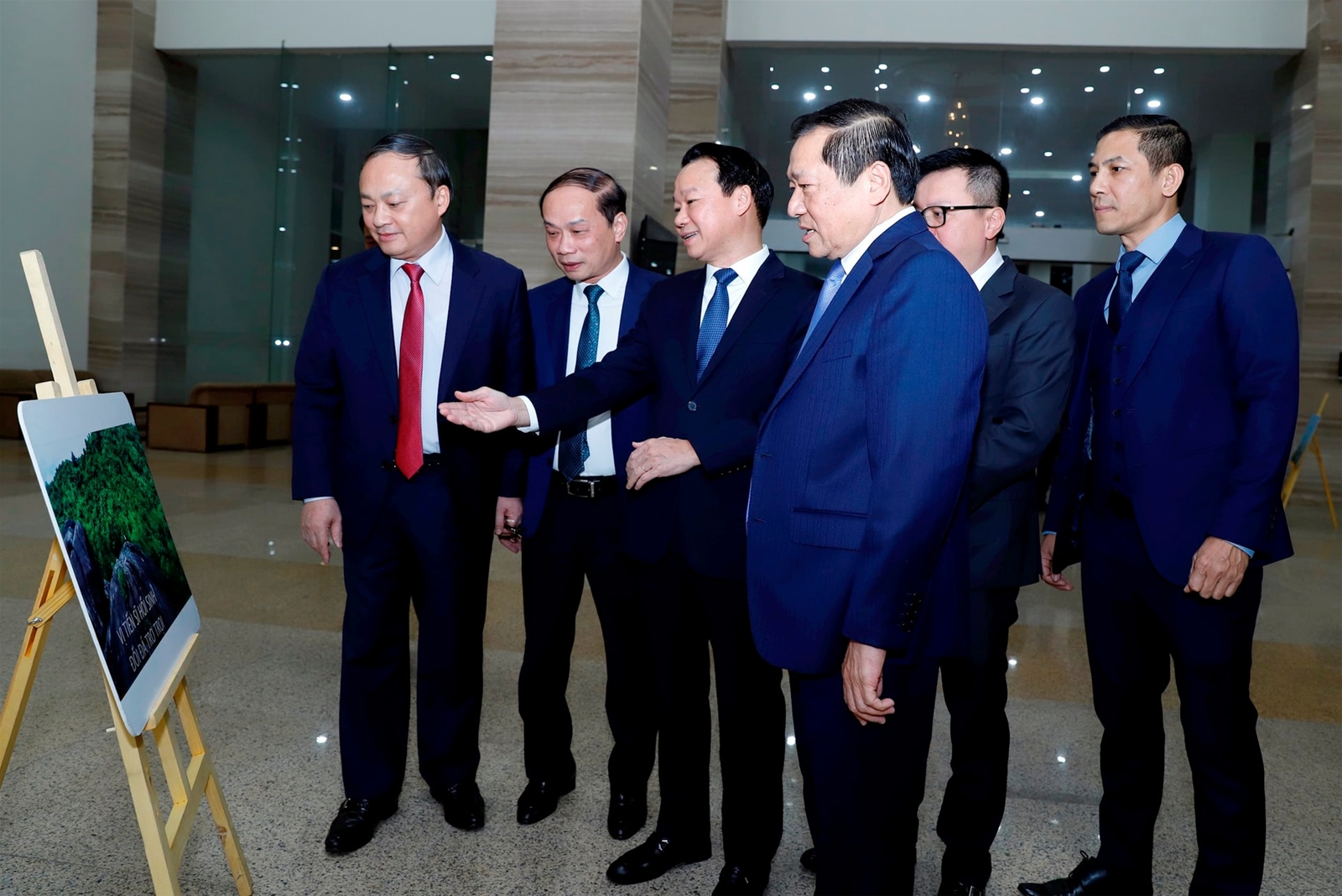 Bộ trưởng Đỗ Đức Duy tham quan triển lãm ảnh tại Lễ trao Giải thưởng Báo chí Tài nguyên và môi trường