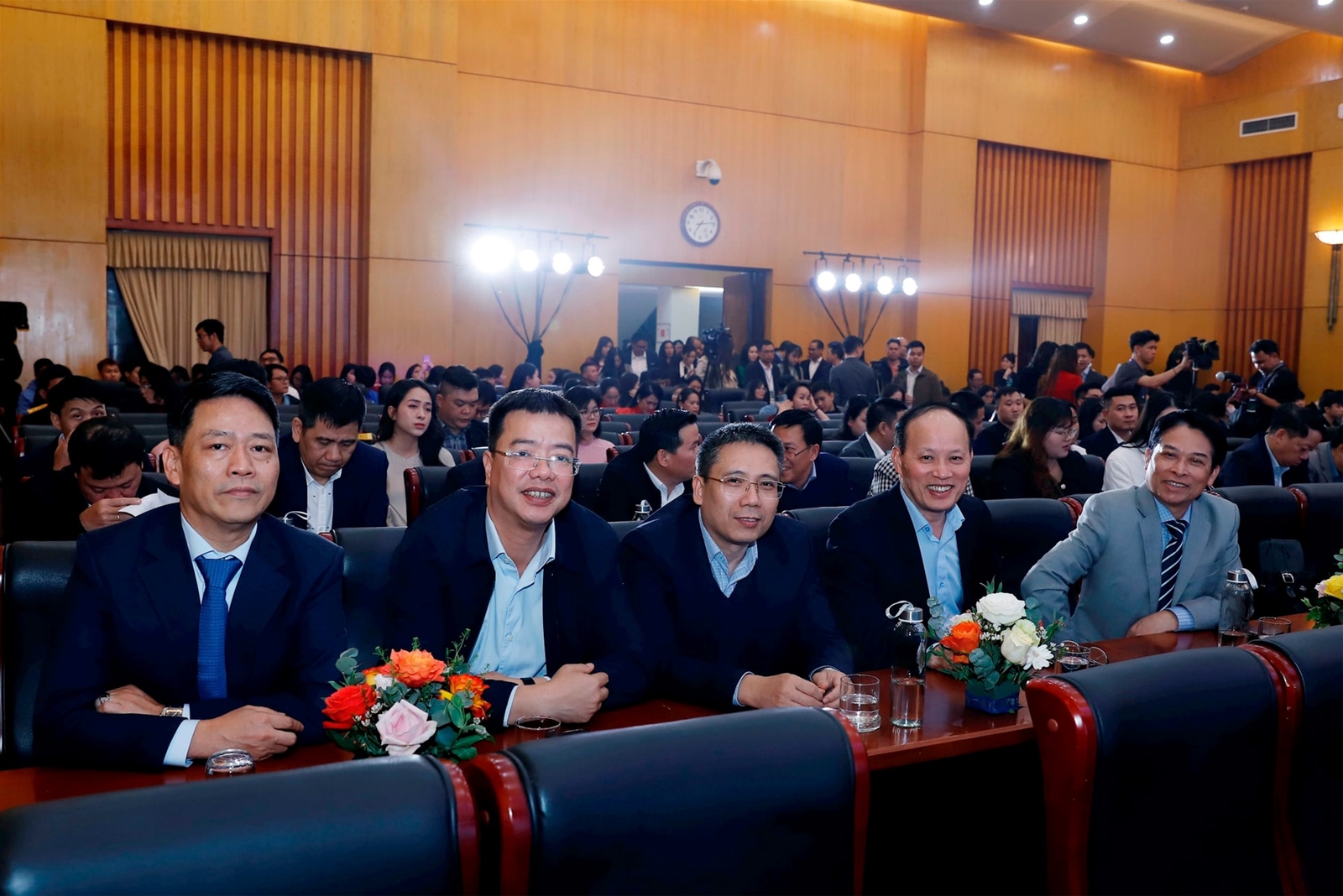 Bộ trưởng Đỗ Đức Duy tham quan triển lãm ảnh tại Lễ trao Giải thưởng Báo chí Tài nguyên và môi trường