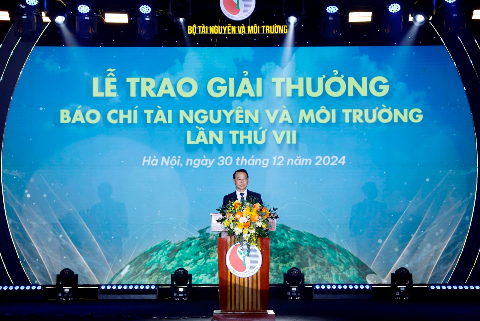 Bộ trưởng Đỗ Đức Duy tham quan triển lãm ảnh tại Lễ trao Giải thưởng Báo chí Tài nguyên và môi trường