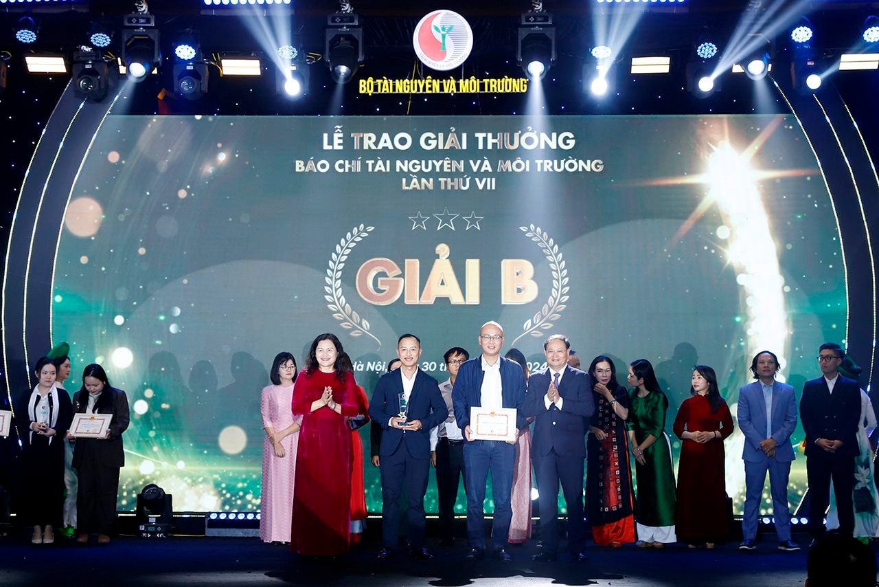 Bộ trưởng Đỗ Đức Duy tham quan triển lãm ảnh tại Lễ trao Giải thưởng Báo chí Tài nguyên và môi trường