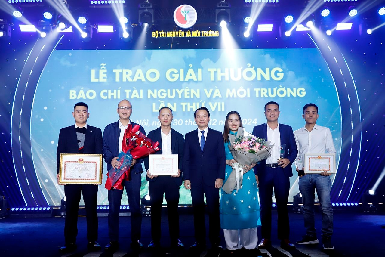 Bộ trưởng Đỗ Đức Duy tham quan triển lãm ảnh tại Lễ trao Giải thưởng Báo chí Tài nguyên và môi trường