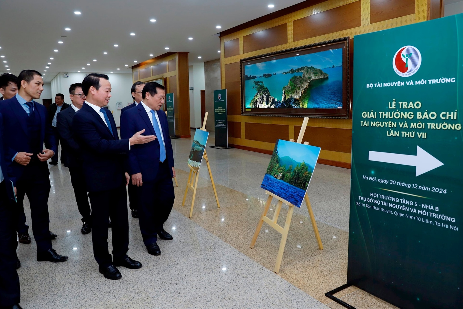 Bộ trưởng Đỗ Đức Duy tham quan triển lãm ảnh tại Lễ trao Giải thưởng Báo chí Tài nguyên và môi trường