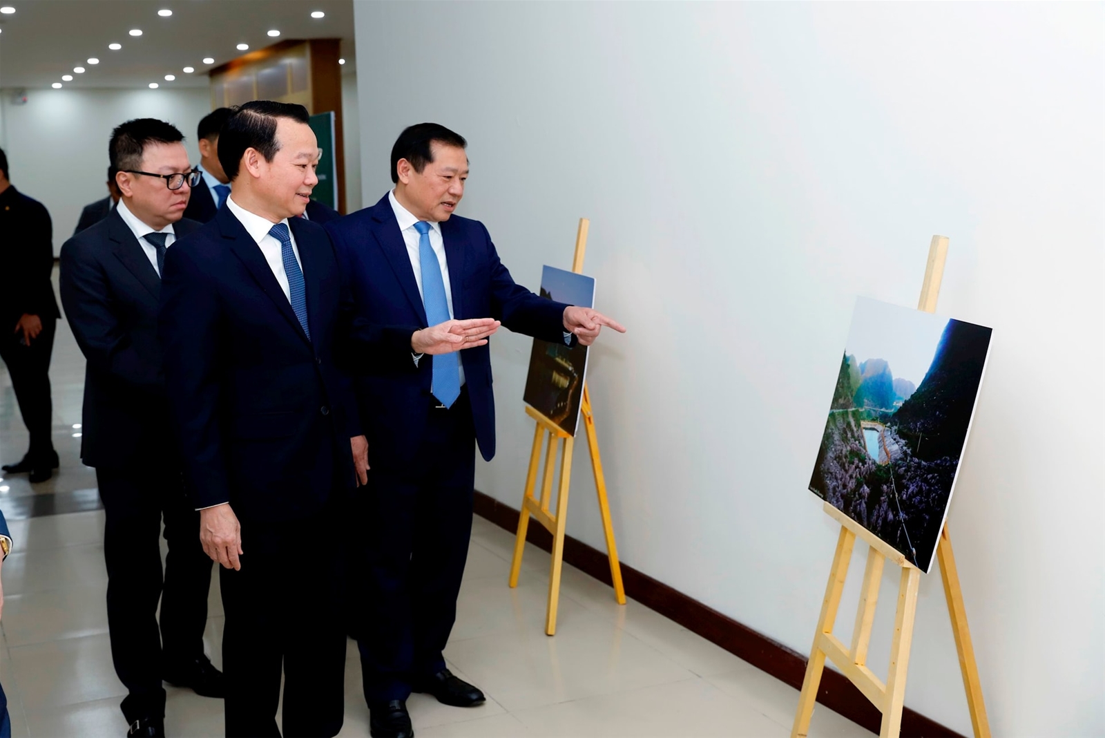 Bộ trưởng Đỗ Đức Duy tham quan triển lãm ảnh tại Lễ trao Giải thưởng Báo chí Tài nguyên và môi trường