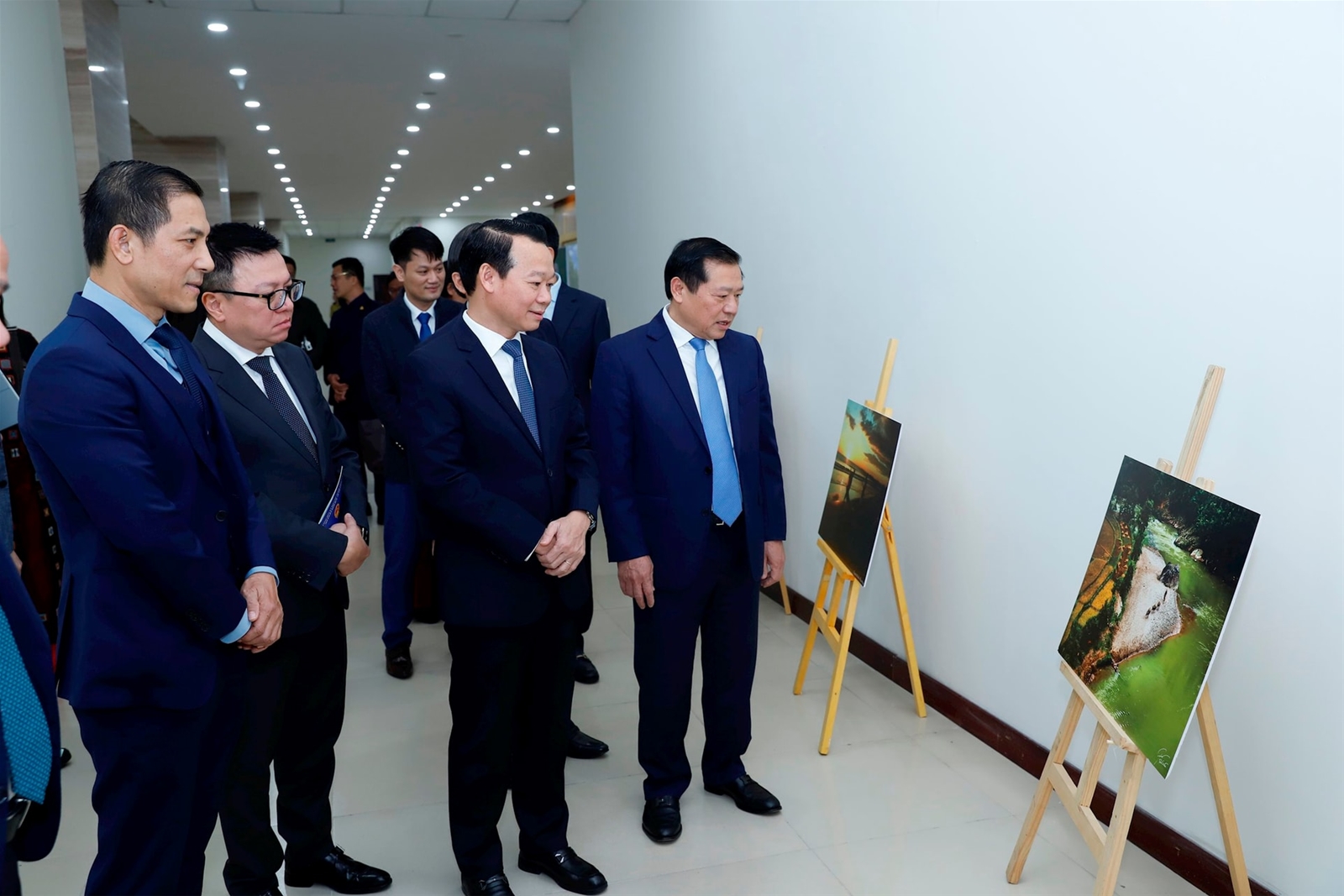 Bộ trưởng Đỗ Đức Duy tham quan triển lãm ảnh tại Lễ trao Giải thưởng Báo chí Tài nguyên và môi trường