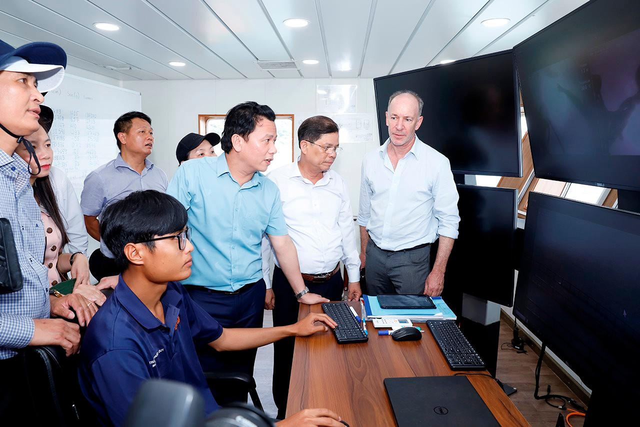 Bộ trưởng Đặng Quốc Khánh thăm mô hình nuôi trồng thủy sản thông minh tại khu vực Vịnh Vân Phong (Khánh Hòa)