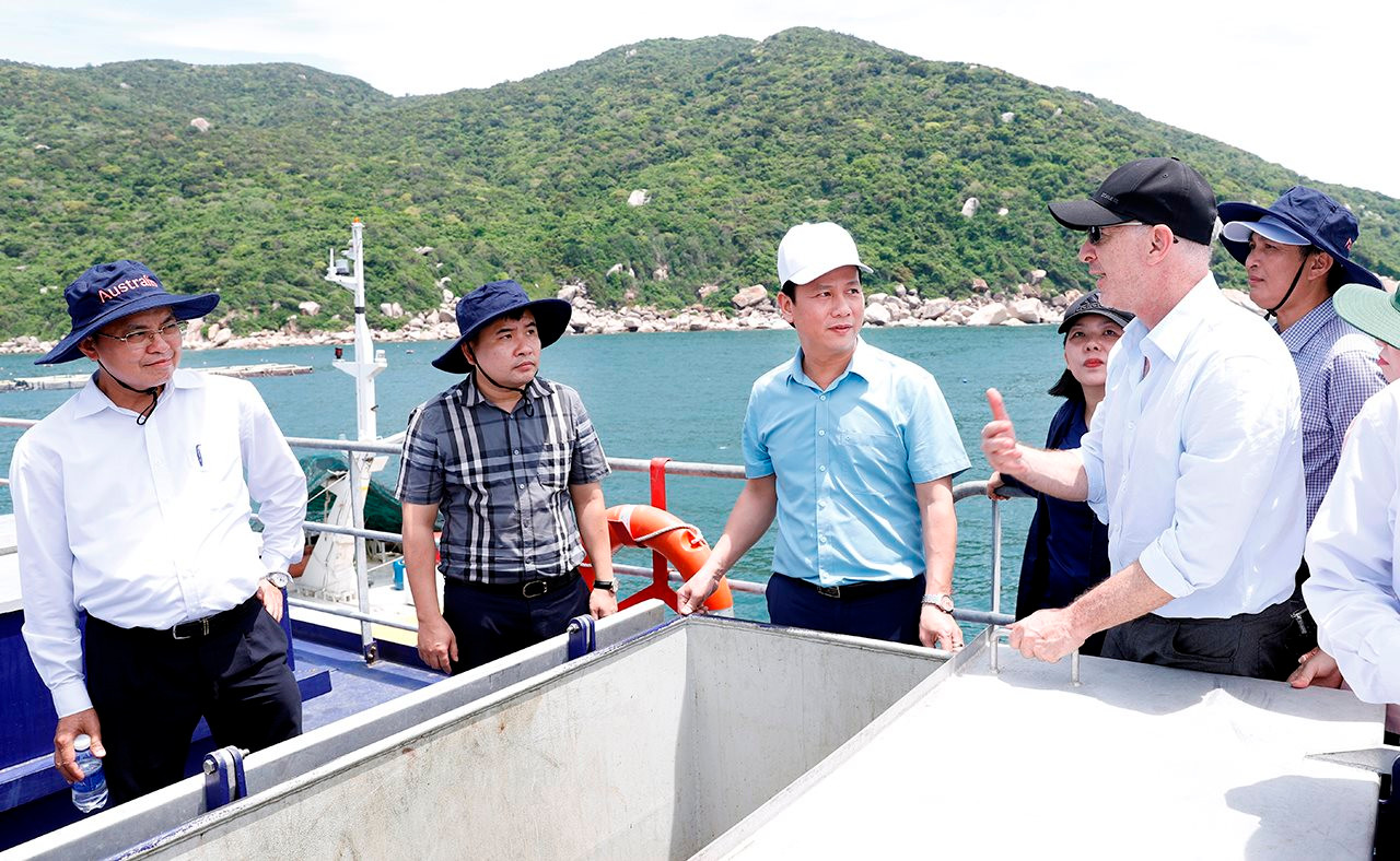 Bộ trưởng Đặng Quốc Khánh thăm mô hình nuôi trồng thủy sản thông minh tại khu vực Vịnh Vân Phong (Khánh Hòa)