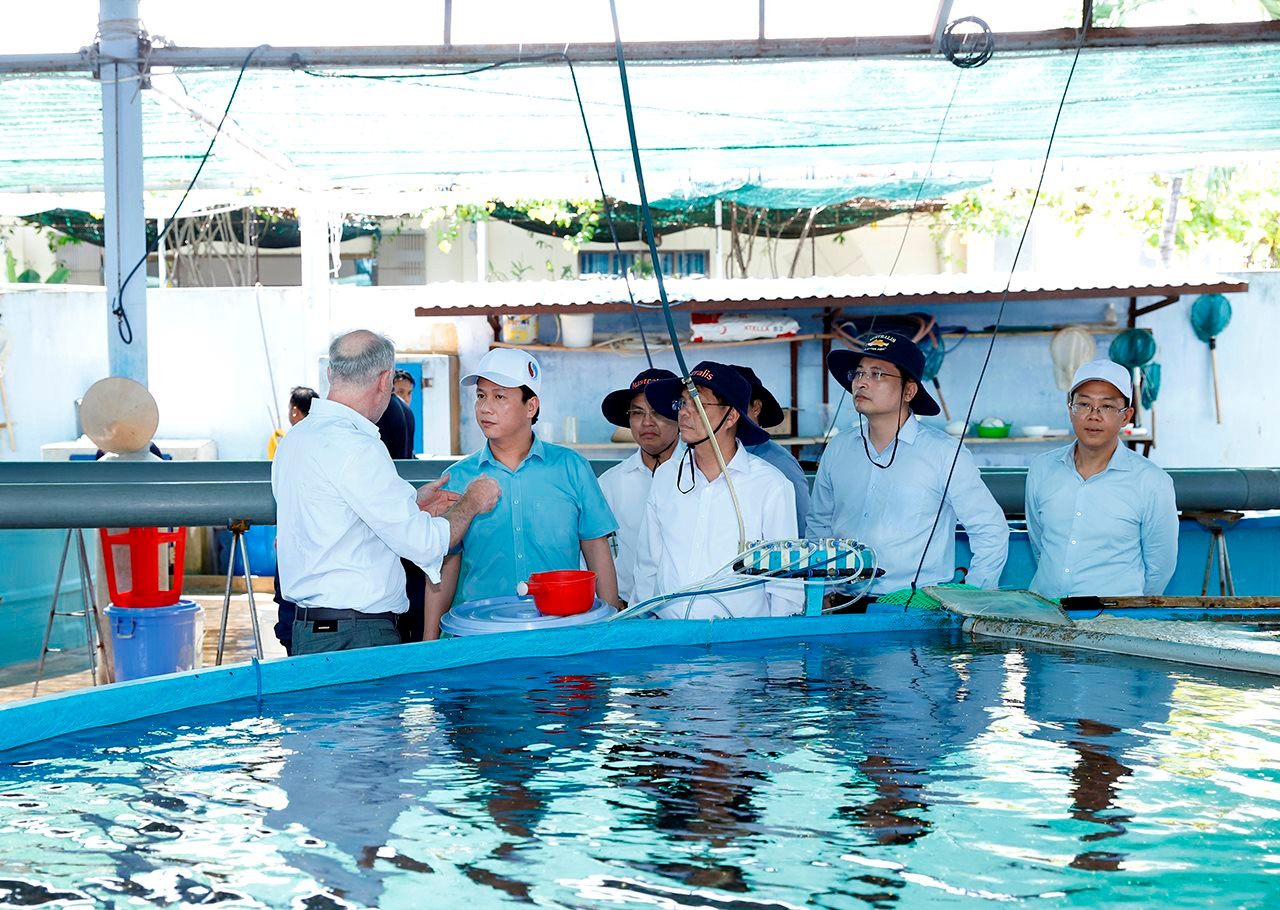 Bộ trưởng Đặng Quốc Khánh thăm mô hình nuôi trồng thủy sản thông minh tại khu vực Vịnh Vân Phong (Khánh Hòa)