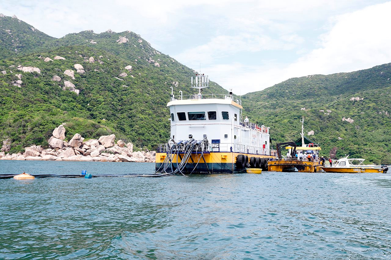 Bộ trưởng Đặng Quốc Khánh thăm mô hình nuôi trồng thủy sản thông minh tại khu vực Vịnh Vân Phong (Khánh Hòa)