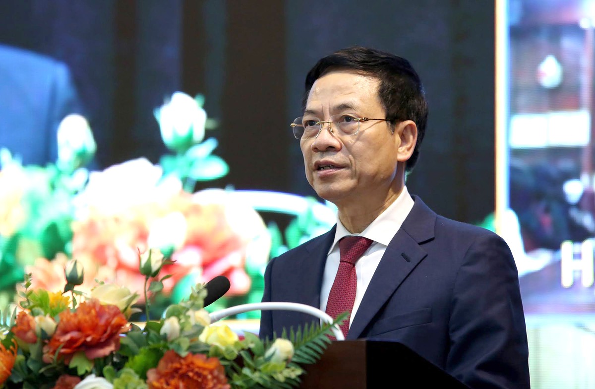Bộ trưởng Bộ Thông tin và truyền thông Nguyễn Mạnh Hùng phát biểu về chuyển đổi số ngành Tài nguyên Môi trường