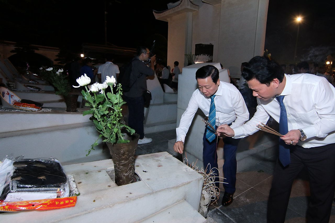 Lãnh đạo Đảng, Nhà nước dâng hương tri ân các Anh hùng, liệt sĩ tại Ngã ba Đồng Lộc