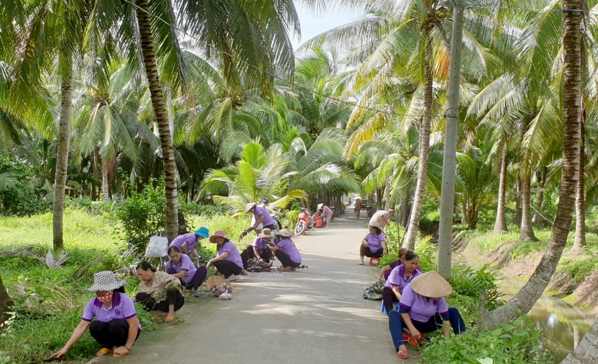 Phụ nữ Bến Tre ra quân làm sạch môi trường nông thôn