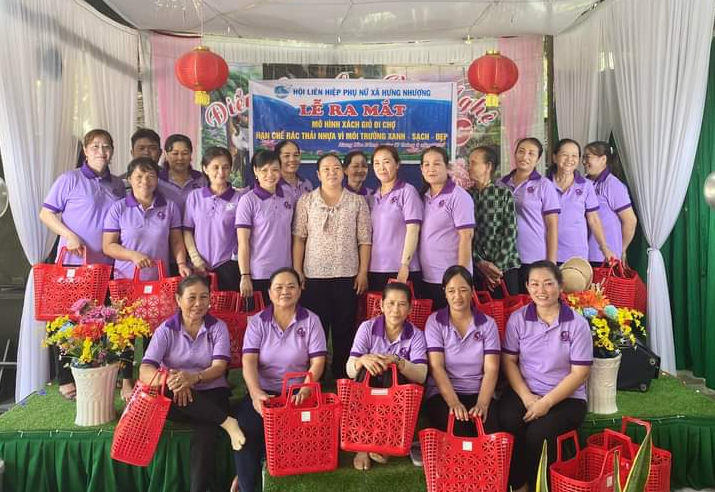 Phụ nữ Bến Tre ra quân làm sạch môi trường nông thôn