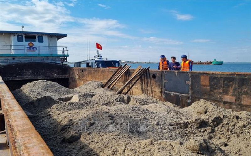 Bộ Tư lệnh Vùng Cảnh sát biển 1 tạm giữ 400 m3 cát không rõ nguồn gốc