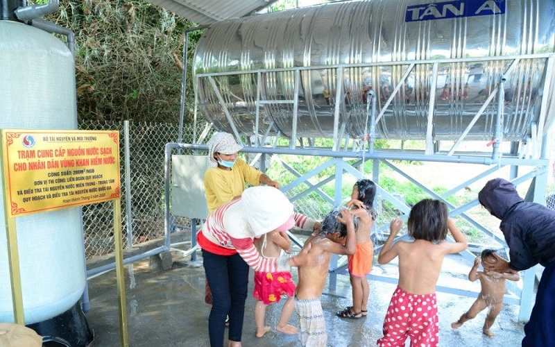 Giải cơn khát cho người dân vùng hạn