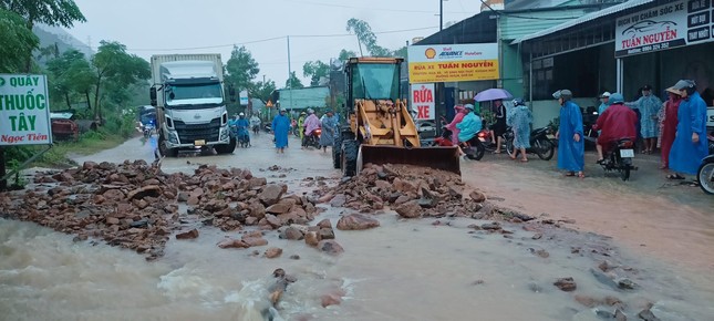 Mưa lớn gây sạt lở quốc lộ14B ở Quảng Nam