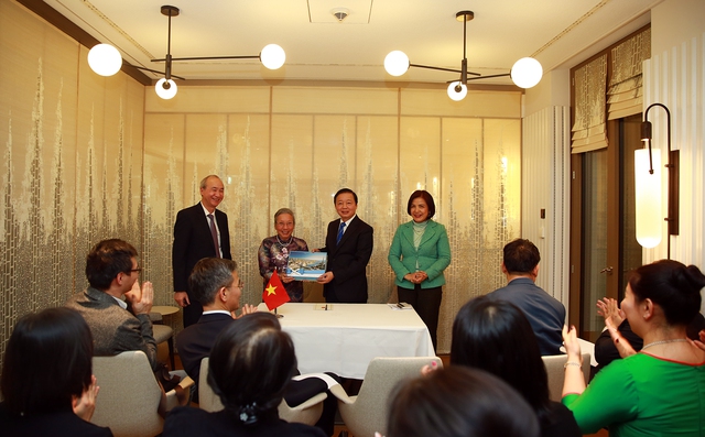 Phó Thủ tướng Trần Hồng Hà gặp mặt cộng đồng người Việt tại Thụy Sĩ