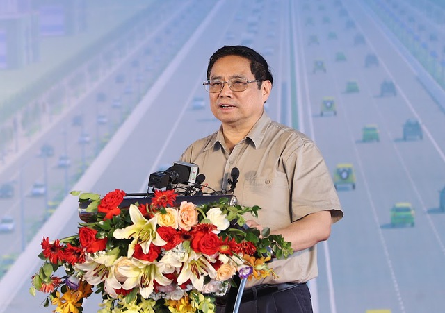 Thủ tướng: Phải 'vượt nắng thắng mưa, thực hiện 3 ca 4 kíp' triển khai đường Vành đai 4 - Vùng Thủ đô Hà Nội