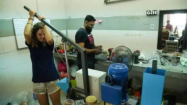 Cô gái trẻ tìm ra cách biến rác thành tiền từ nỗi lo 14 triệu tấn nhựa trên đại dương