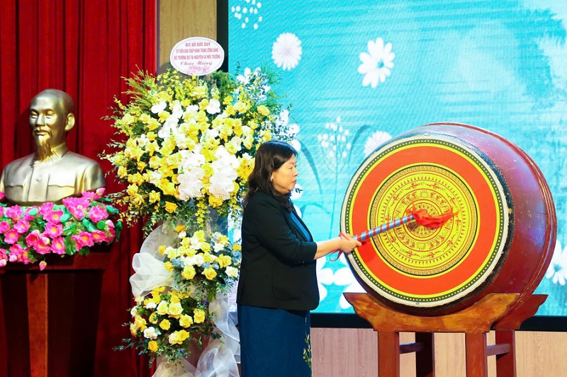 Thứ trưởng Nguyễn Thị Phương Hoa dự lễ Kỷ niệm 42 năm ngày Nhà giáo Việt Nam tại Trường Đại học Tài nguyên và Môi trường Hà Nội