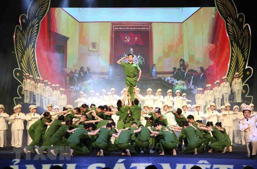 Lực lượng CSND kỷ niệm 60 năm Ngày truyền thống và đón nhận Huân chương Hồ Chí Minh