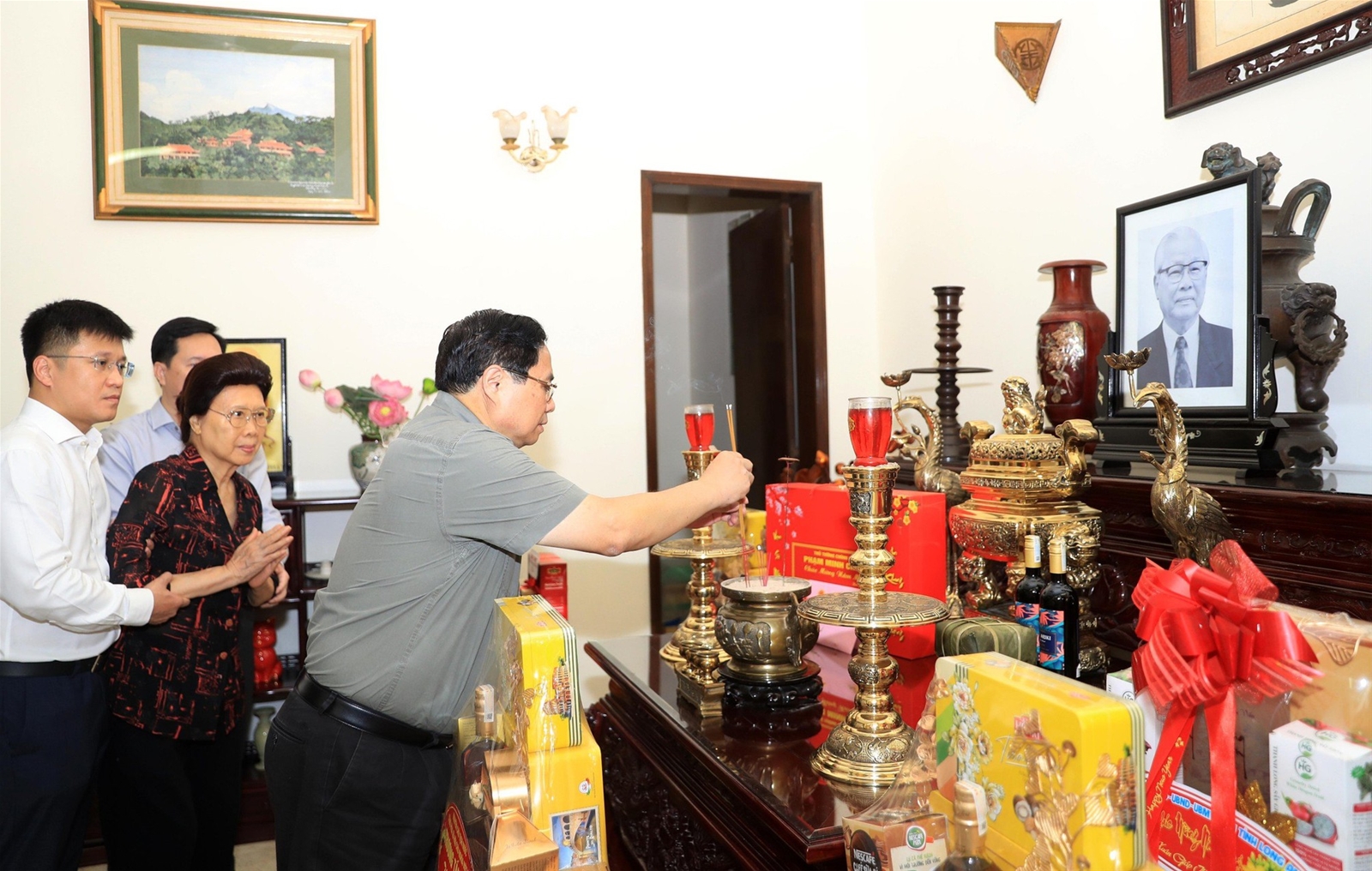 Thủ tướng Phạm Minh Chính dâng hương các đồng chí cố Thủ tướng Chính phủ