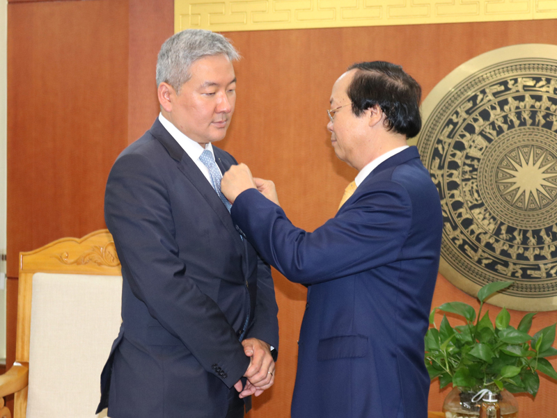 Giám đốc Khu vực Châu Á Thái Bình Dương (WEF) nhận Kỷ niệm chương vì sự nghiệp TN&MT