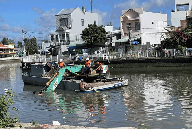 Khởi động dự án thu gom rác thải nhựa bằng bẫy rác và thiết lập hệ thống tái chế tại TP Cần Thơ