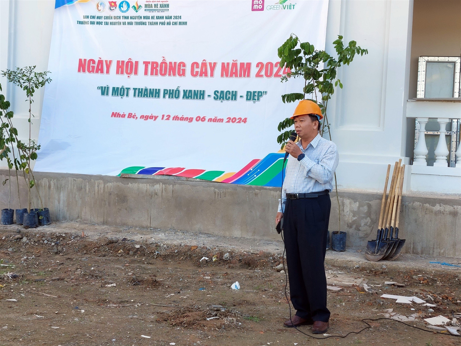 Sinh viên trường ĐH Tài nguyên & Môi trường TP. HCM hưởng ứng chương trình 'Một triệu cây xanh đô thị'