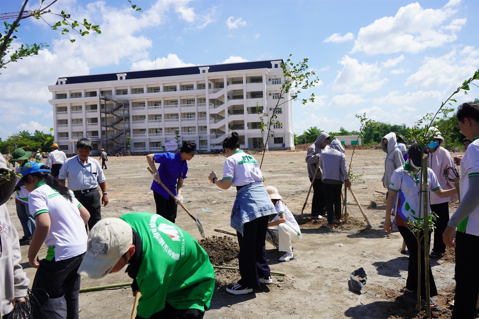 Sinh viên trường ĐH Tài nguyên & Môi trường TP. HCM hưởng ứng chương trình 'Một triệu cây xanh đô thị'