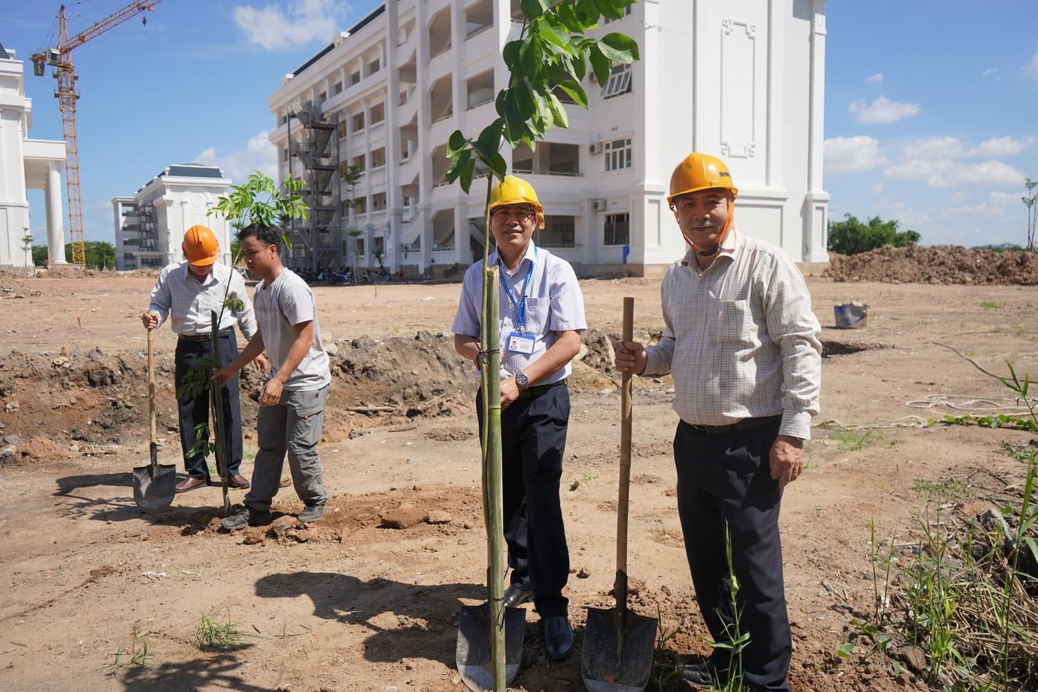 Sinh viên trường ĐH Tài nguyên & Môi trường TP. HCM hưởng ứng chương trình 'Một triệu cây xanh đô thị'