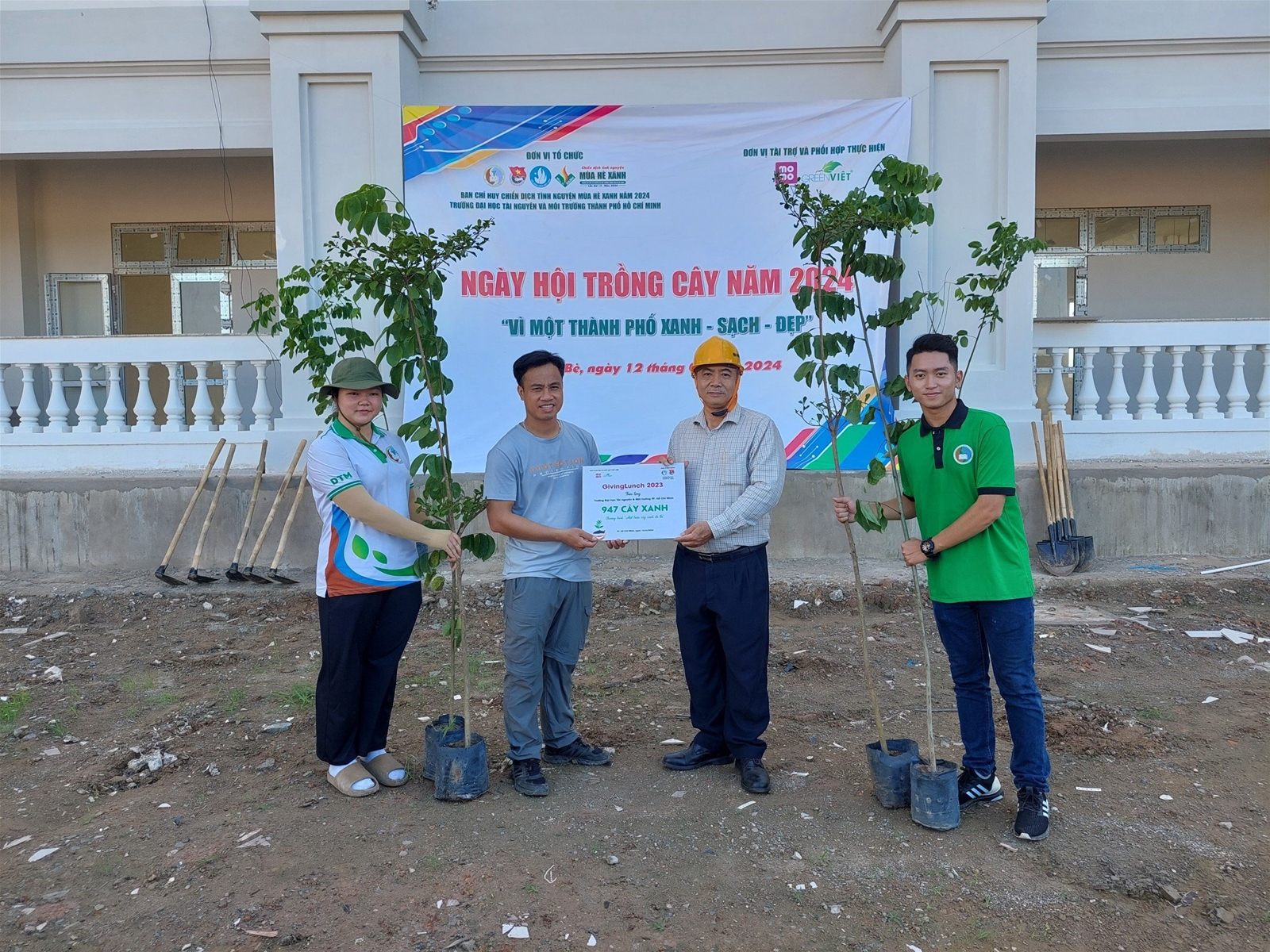 Sinh viên trường ĐH Tài nguyên & Môi trường TP. HCM hưởng ứng chương trình 'Một triệu cây xanh đô thị'