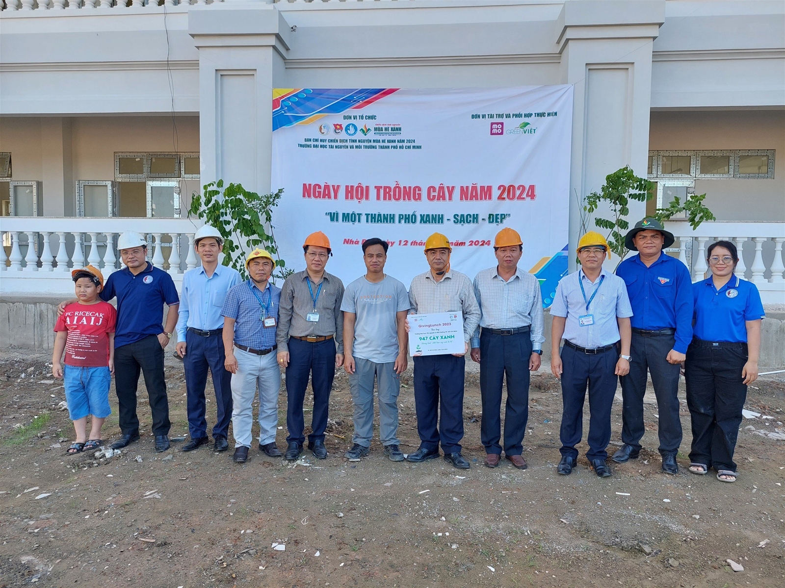 Sinh viên trường ĐH Tài nguyên & Môi trường TP. HCM hưởng ứng chương trình 'Một triệu cây xanh đô thị'