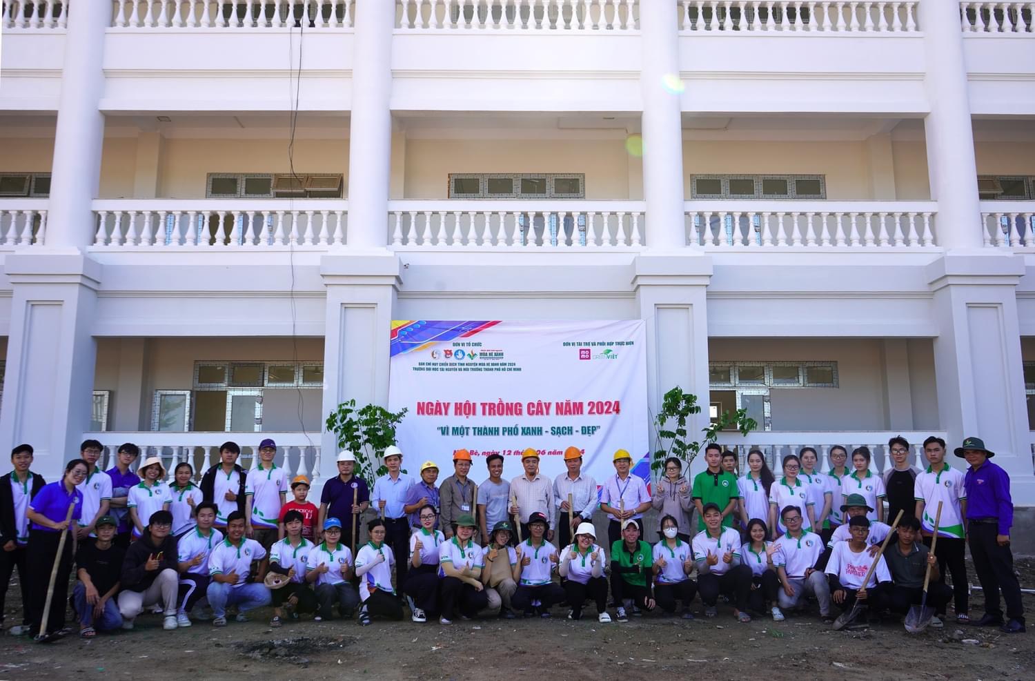 Sinh viên trường ĐH Tài nguyên & Môi trường TP. HCM hưởng ứng chương trình 'Một triệu cây xanh đô thị'