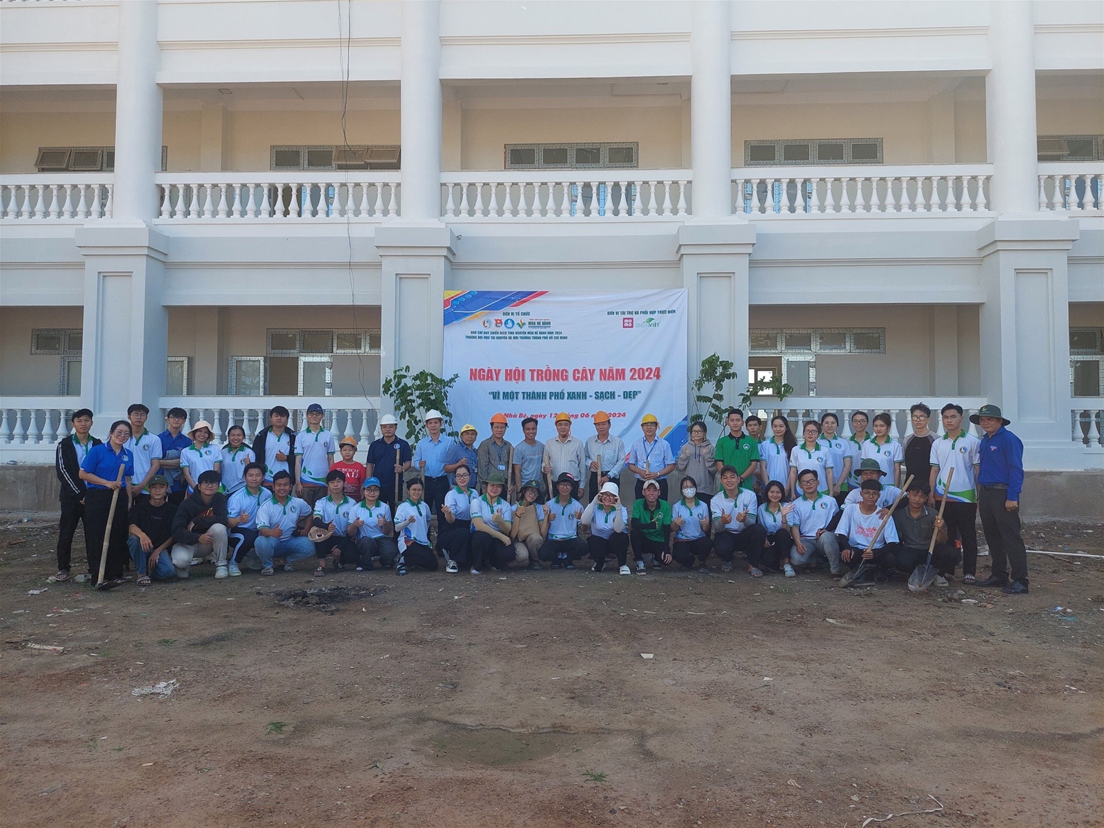 Sinh viên trường ĐH Tài nguyên & Môi trường TP. HCM hưởng ứng chương trình 'Một triệu cây xanh đô thị'