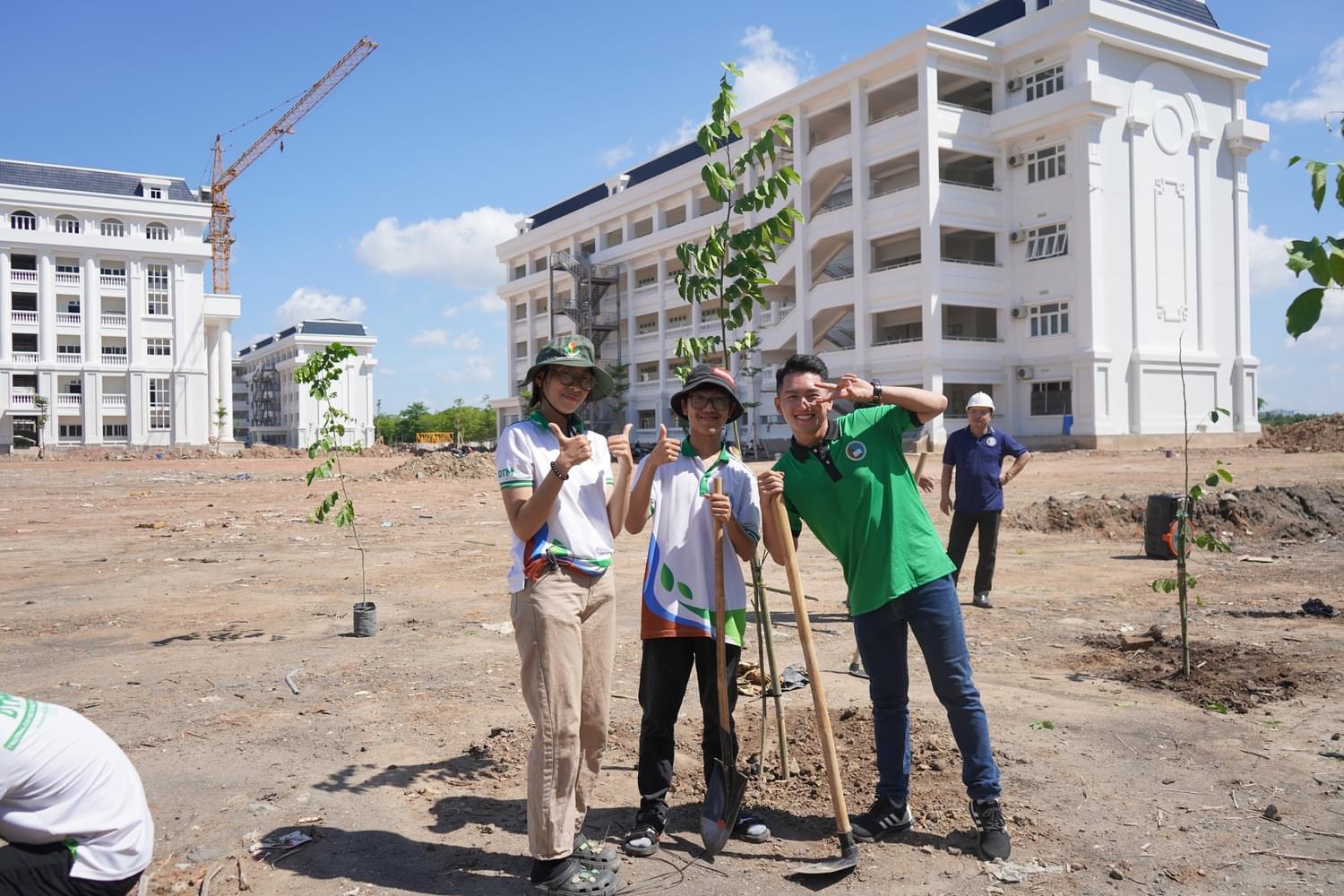Sinh viên trường ĐH Tài nguyên & Môi trường TP. HCM hưởng ứng chương trình 'Một triệu cây xanh đô thị'