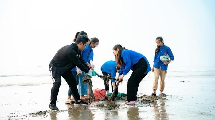 Hàng trăm thanh niên tổ chức dọn rác bãi biển Sầm Sơn