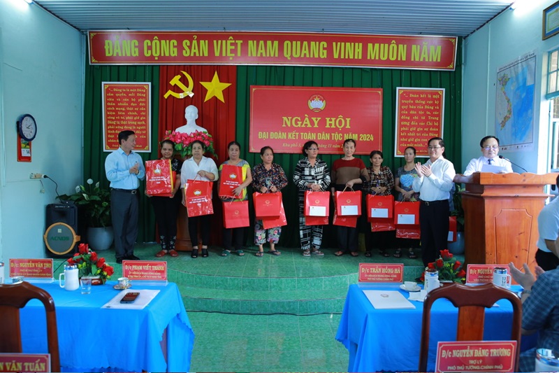 Cùng nhau xây dựng quê hương thành nơi 'ai đi xa cũng nhớ về, ai đã đến một lần cũng muốn quay lại'