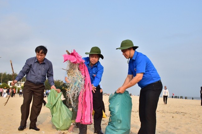 Huế “thổi lửa” lại phong trào Chủ nhật ra đường dọn sạch rác