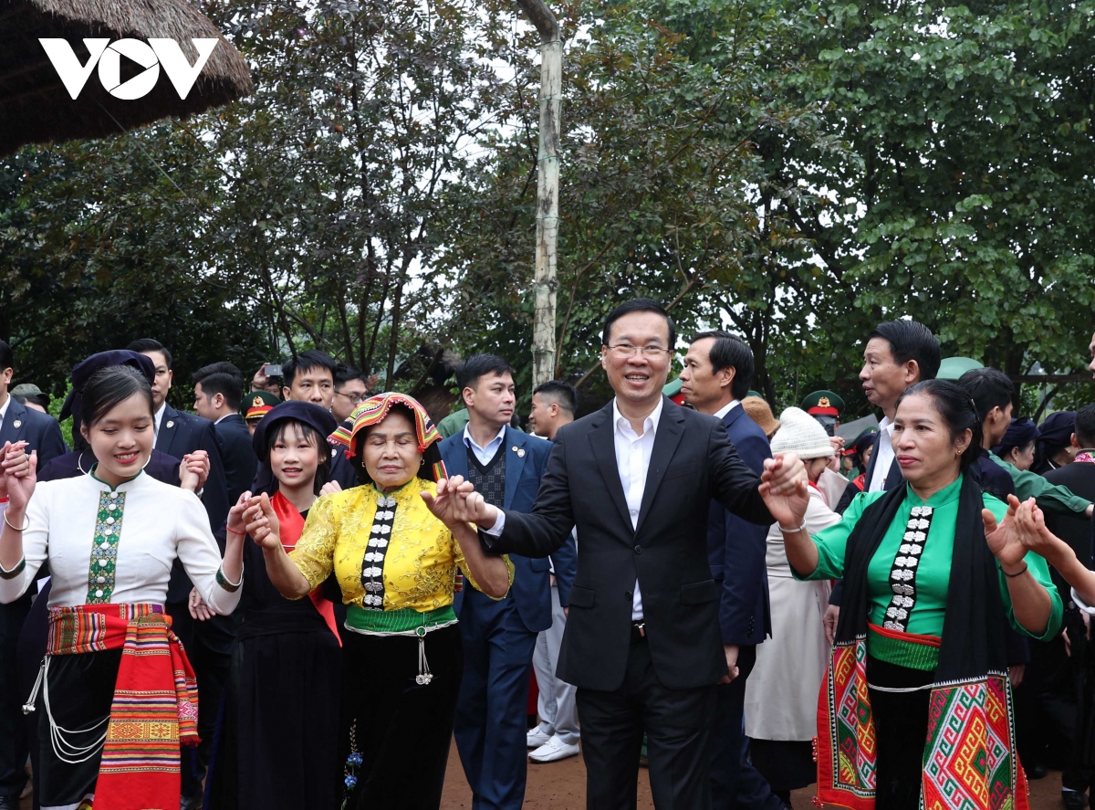 Chủ tịch nước dự múa Xòe, đánh cồng và tra hạt giống tại Ngày hội Sắc Xuân